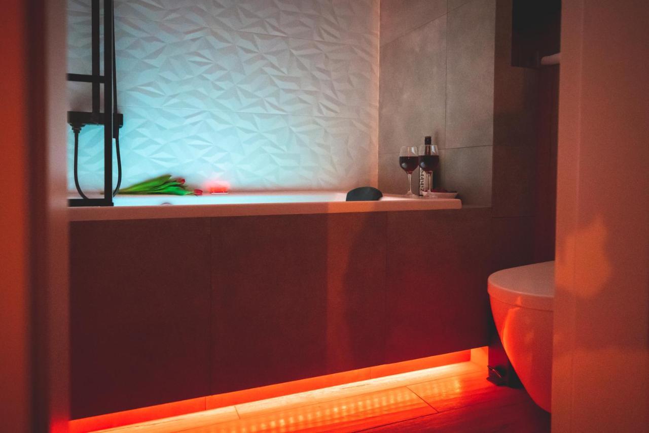 Movie Jacuzzi Apartment At The Main Station By Noclegi Renters Krakow Exterior photo