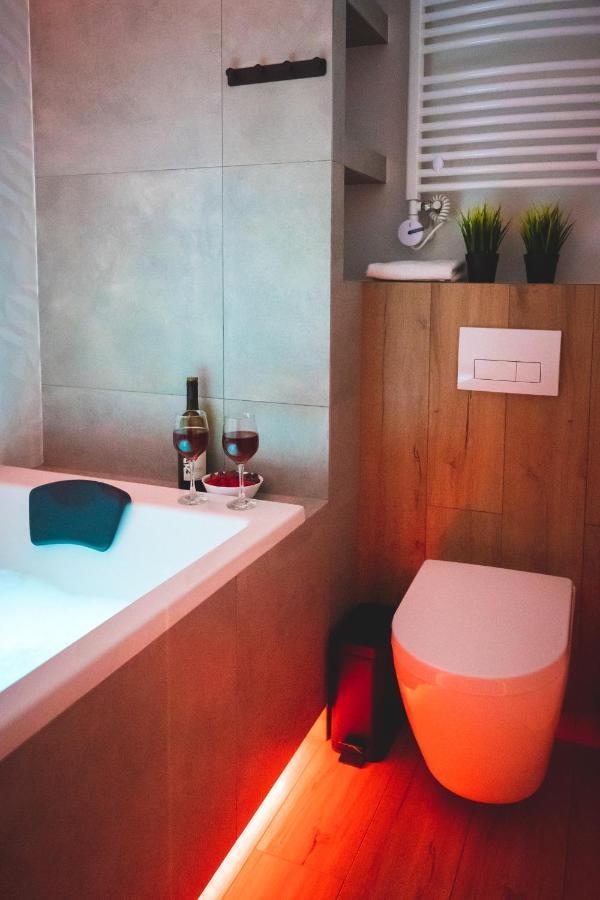Movie Jacuzzi Apartment At The Main Station By Noclegi Renters Krakow Exterior photo