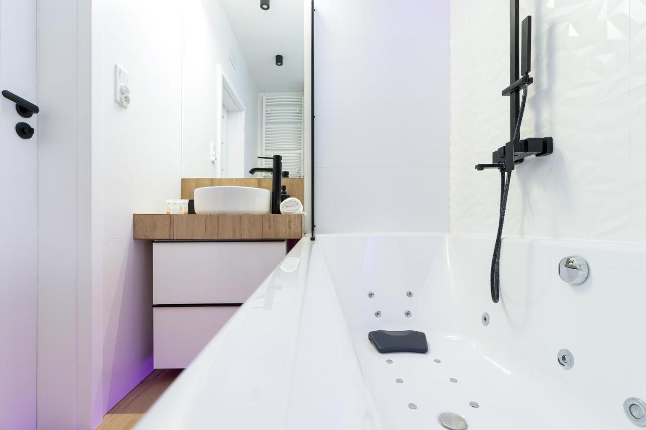 Movie Jacuzzi Apartment At The Main Station By Noclegi Renters Krakow Exterior photo